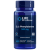 Life Extension D, L-Phenylalanine Capsules; sininen muovipullo lieriömäisellä muodolla ja kiiltäväpinnalla, tummansininen kansi; valkoisessa etiketissä groteskitekstiä: Life Extension D, L-Phenylalanine 500 mg, sisältää 100 kasvipohjaista kapselia, gluteeniton ja ei-geenimuunneltu, tukee positiivista mielialaa; tausta yksinkertainen ja tasaisesti valaistu, ei ihmisiä tai käsiä.