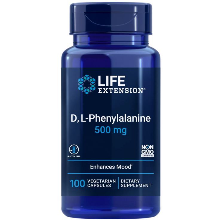 Life Extension D, L-Phenylalanine Capsules; sininen muovipullo lieriömäisellä muodolla ja kiiltäväpinnalla, tummansininen kansi; valkoisessa etiketissä groteskitekstiä: Life Extension D, L-Phenylalanine 500 mg, sisältää 100 kasvipohjaista kapselia, gluteeniton ja ei-geenimuunneltu, tukee positiivista mielialaa; tausta yksinkertainen ja tasaisesti valaistu, ei ihmisiä tai käsiä.