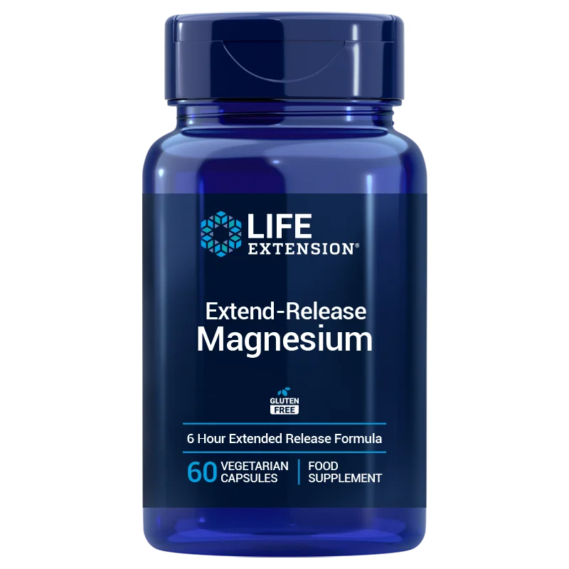 Life Extension Extend-Release Magnesium, sininen muovipullo mattapinnalla tekstillä "Life Extension Extend-Release Magnesium", sisältää 60 kasvipohjaista kapselia ja tarjoaa 6 tunnin pitkitetysti vapautuvan koostumuksen; etiketissä sekä sinistä että valkoista väriä, groteskityyppografiaa, mainitsee tuotteen gluteenittomaksi; ei ihmisiä eikä käsiä näkyvissä; tausta valkoinen.