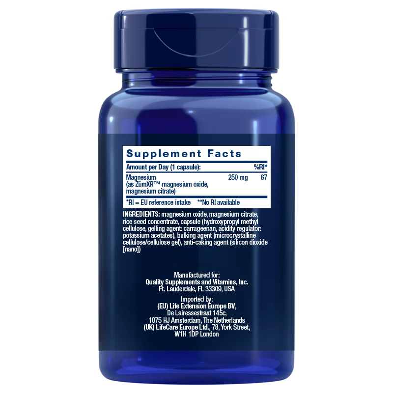 Life Extension Extend-Release Magnesium; sininen muovipullo sylinterimäinen kiiltäväpinnalla, valkoinen suorakulmainen "Supplement Facts" -etiketti etusivulla; typografia groteskinen ja selkeä, valkoinen teksti sinisellä pohjalla muualla pullossa; ei ihmisiä eikä käsiä näkyvissä; tausta yksinkertainen studiokuva, tuote keskitetty; etiketti korostaa magnesiumin määrää kapselia kohden, ainesosaluetteloa, valmistajatietoja ja käyttöohjeita valkoisin tekstein.