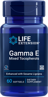 Life Extension Gamma E Mixed Tocopherols with Sesame Lignans, sininen muovipullo kiiltäväpintainen, sylinterimäinen ja kierrekorkillinen; etiketti groteskitekstillä "LIFE EXTENSION Gamma E Mixed Tocopherols 60 softgels"; gluteenittomuus- ja GMO-vapauskuvakkeet näkyvissä; lisäksi pientä painatusta seesaminlignaanin tehostavasta vaikutuksesta; tausta valkoinen, tuote kuvattu suoraan edestä, ei ihmisiä eikä käsiä näkyvissä.