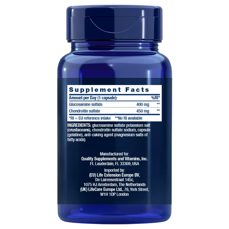 Life Extension Glucosamine/Chondroitin Capsules; sininen ravintolisäpullo valkoisella etiketillä, jossa näkyy ravintosisältötiedot ja ainesosat glukosamiinisulfaatille, kondroitiinisulfaatille sekä valmistajan ja jakelijan lisätiedot alaosassa; muovipullo on sylinterinmuotoinen kiiltäväpinnalla; etiketissä mustaa groteskitekstiä valkoisella pohjalla, osiot erotettu viivoin; tausta yhtenäisen valkoinen, ei käsiä tai ihmisiä näkyvissä; kuva otettu suoraan edestä tiiviisti rajattuna tuotteen ympärille.