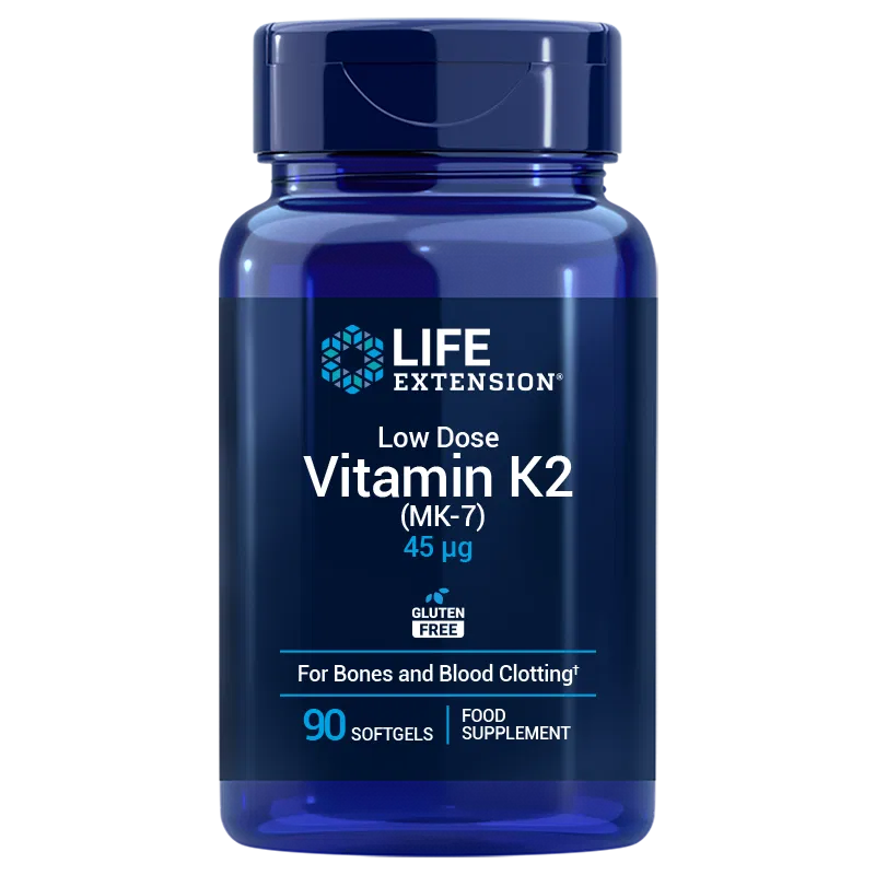 Life Extension Low Dose Vitamin K2; sininen muovipullo kierrekorkilla, kiiltäväpinta, sylinterinmuoto; päätiketissä sini-valkoinen tausta ja tummin kirjaimin teksti "Life Extension Low Dose Vitamin K2 (MK-7) 45 µg, Gluten Free, 90 Softgels", ravintolisä luuston ja veren hyytymisen tueksi; ei ihmisiä tai käsiä; valkoinen tausta, studiotuotekuva.