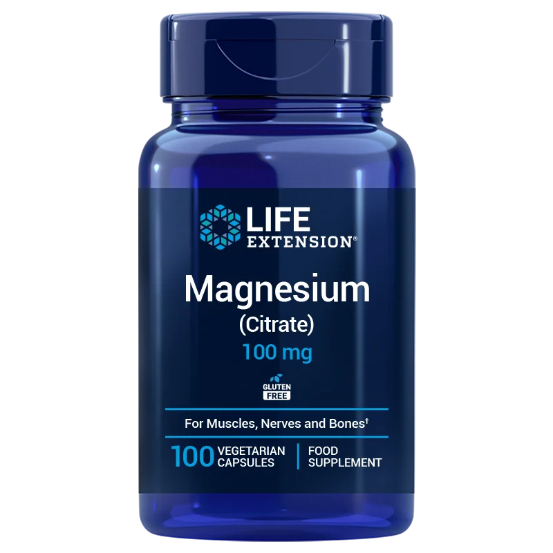Life Extension Magnesium Citrate 100 mg, sininen muovipullo, sylinterimäinen ja kierrekorkillinen, pinta kiiltävä; pääetiketti valkoinen ja sininen pohja groteskitekstillä; pakkauksessa merkinnät "gluten free", "vegetarian" sekä väittämät lihasten, hermoston ja luuston tueksi; pakkauksessa mainitaan 100 kapselia ja ravintolisä; tausta yksinkertainen, ei ihmisiä eikä toimintaa näkyvissä.