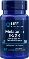 Life Extension Melatonin IR/XR; sininen muovipullo tekstillä "Life Extension Melatonin IR/XR, Immediate and Extended Release, 60 Capsules, Dietary Supplement"; etiketti valkoisella pohjalla sinistä ja kultaista tekstiä selkeällä groteskifontilla; teksti "Fall Asleep, Stay Asleep", kuvakkeet gluteenittomuudesta ja ei-GMO:sta; tukee levollista unta välittömästi ja pitkäkestoisesti vapautuvalla melatoniinilla; pullo pystyssä neutraalia taustaa vasten, ei ihmisiä tai käsiä.