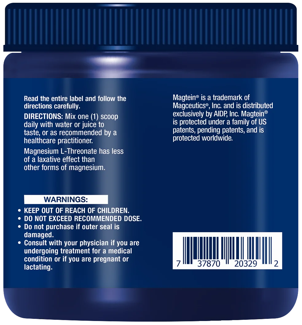Life Extension Neuro-Mag® Magnesium L-Threonate; muovinen sininen ravintolisäpurkki mattapinnalla, sylinterimäinen muoto ja etiketti, joka näyttää painetut käyttöohjeet, varoitukset, viivakoodin ja tavaramerkkitiedot; typografia groteskinen ja valkoinen; etikettiteksti kehottaa sekoittamaan yhden mittalusikallisen päivässä, pitämään poissa lasten ulottuvilta ja neuvottelemaan lääkärin kanssa raskauden tai imetyksen aikana; kuvassa vain tuote yksinkertaista taustaa vasten.