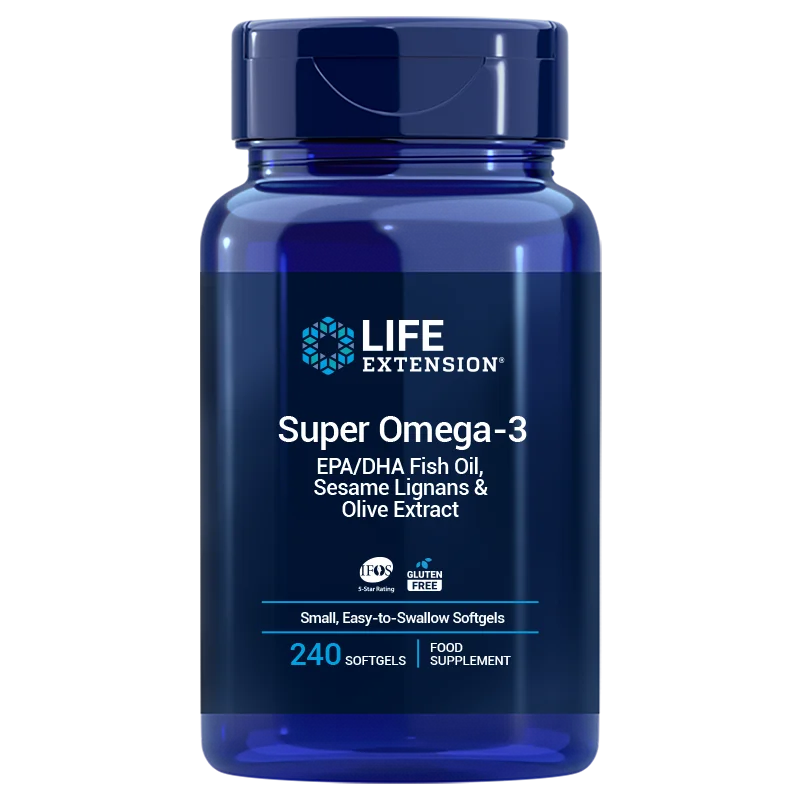 Life Extension Super Omega-3 EPA/DHA Fish Oil, Sesame Lignans & Olive Extract; sininen muovipullo tekstillä "Life Extension Super Omega-3", 240 pehmeäkapselia kalaöljyä, seesamilignaaneja ja oliiviuutetta; lieriön muotoinen pullo mattapinnalla ja kierrekorkilla; etiketti korostaa gluteenittomuutta ja pieniä helposti nieltäviä kapseleita; teksti painettu selkeällä sans-serif-fontilla valkoisella pohjalla; ei ihmisiä tai käsiä.