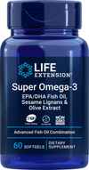 Life Extension Super Omega-3; sininen muovipullo mattapinnalla tekstillä "Life Extension Super Omega-3 with EPA/DHA Fish Oil, Sesame Lignans & Olive Extract", 60 softgeliä, ravintolisä; etiketissä lihavoitu valkoinen ja keltainen teksti tummalla pohjalla; sertifiointikuvakkeita ja oliiviuutekuva näkyvissä; tuote kuvattu pystyssä pelkistetyllä taustalla, ei ihmisiä kuvassa.
