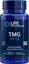Life Extension TMG; sininen pullo tekstillä "Life Extension TMG 500 mg"; sisältää 60 nestemäistä kasviskapselia, gluteeniton, ei-GMO ja tukee sydän- ja verisuoniterveyttä edistämällä tervettä homokysteiinitasoa; muovipakkaus kierrekorkilla, lieriön muotoinen ja kiiltäväpintainen; etiketti valkoinen ja sininen selkein lohkokirjaimin; neutraali tausta ilman ihmisiä tai tarvikkeita, studiokuva.