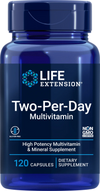 Life Extension Two-Per-Day Capsules; sininen muovipullo tekstillä "Life Extension Two-Per-Day Multivitamin", sisältää 120 kapselia; etiketti näyttää valkoista, sinistä ja kultaista typografiaa sekaisin lihavoituna ja tavallisena groteskikirjasimena; huomionarvoiset väitteet: muuntogeenitön, gluteeniton, tehokas ravintolisä; pullolla matta pinta; pelkistetty valkoinen tausta, tuote pystyssä, ei ihmisiä tai käsiä kuvassa.