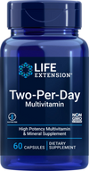 Life Extension Two-Per-Day Capsules; sininen muovipullo ruuvikorkilla, sylinterinmuotoinen ja mattapinnalla, keskitettynä kuvaan; etuetiketissä lukee: Life Extension Two-Per-Day Multivitamin, 60 tehokasta kapselia, gluteeniton ja muuntogeenitön; valkoinen ja vaaleansininen groteskityyppografia tummalla pohjalla; studiokuva pelkistetyllä valkoisella taustalla, ei ihmisiä tai käsiä kuvassa; tarjoaa kattavan ravitsemuksellisen tuen.
