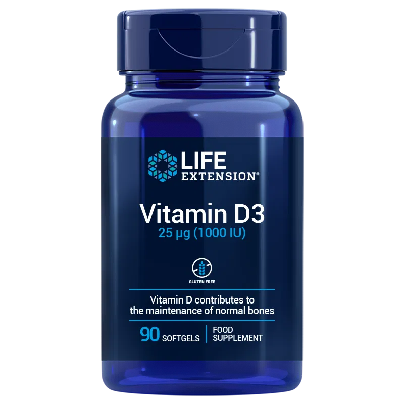 Life Extension Vitamin D3 25 mikrog; sininen sylinterinmuotoinen muovipullo kiiltäväpinnalla, sisältää 90 pehmytkapselia (25 µg / 1000 IU) D3-vitamiinia; etiketti on valko-tummansininen groteskitekstillä, mainitsee gluteenittomuuden sekä luuston ja immuunijärjestelmän normaalin toiminnan tukemisen; ei ihmisiä tai käsiä näkyvissä; tausta valkoinen.