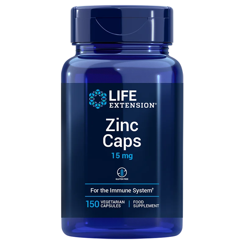 Life Extension Zinc 15 mg, sininen muovipullo kiiltäväpintainen, sylinterimäinen ja kierrekorkillinen; etiketissä lihavoitua valkoista ja sinistä typografiaa hopeanvärisellä pohjalla; ei käsiä eikä ihmisiä näkyvissä, tuote yksin valkoista taustaa vasten studiokuvassa; pakkauksessa 150 kasvipohjaista kapselia immuunipuolustuksen tueksi, etiketissä maininta gluteenittomuudesta.