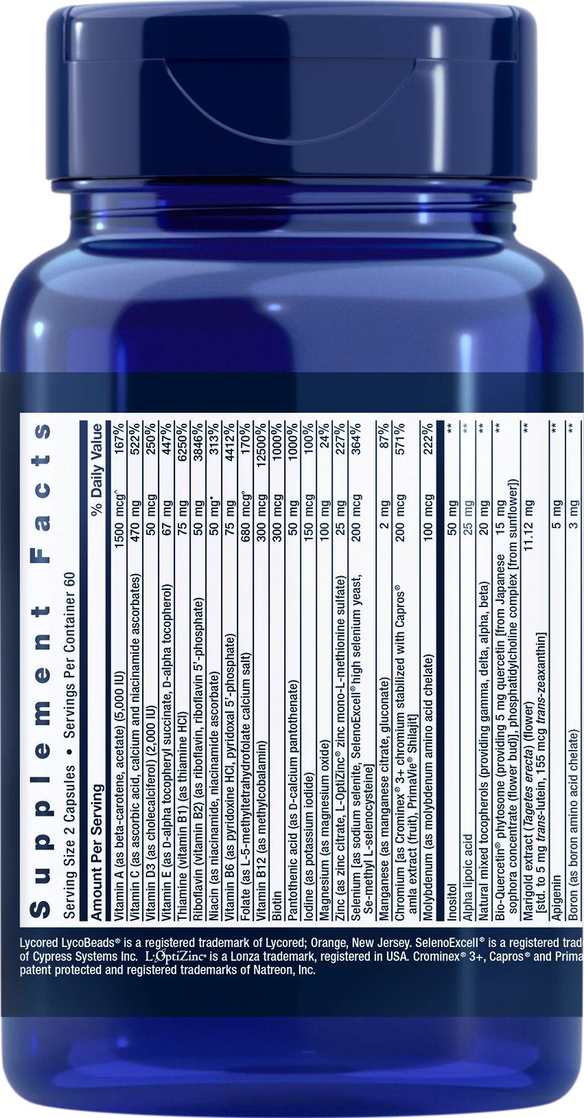 Life Extension Two-Per-Day Capsules; sininen ravintolisäpullo valkoisella Ravintosisältö-etiketillä, joka listaa ainesosat ja ravintotiedot yksityiskohtaisessa taulukossa, mukaan lukien tavaramerkkitiedot etiketin alaosassa; pullo sylinterinmuotoinen kiiltäväpintaista muovia; musta groteskiteksti näkyvissä etiketissä; pelkistetty vaalea tausta, ei ihmisiä tai käsiä kuvassa.