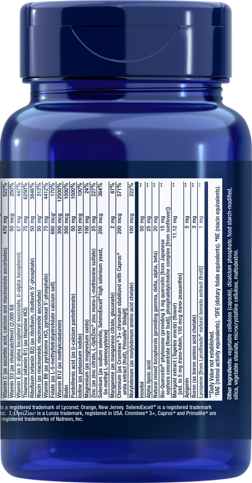 Life Extension Two-Per-Day Capsules; sininen ravintolisäpullo valkoisella etiketillä näyttää yksityiskohtaisen ravintosisältökaavion ja ainesosaluettelon pienellä mustalla tekstillä, sisältäen annoskoot, ravintoaineet ja päiväannokset; etiketti korostaa keskeisiä ainesosia optimaaliseen hyvinvointiin; pullo sylinterinmuotoinen kiiltäväpintaista muovia; groteskikirjasin etiketissä; pelkistetty tausta ilman muuta rekvisiittaa.