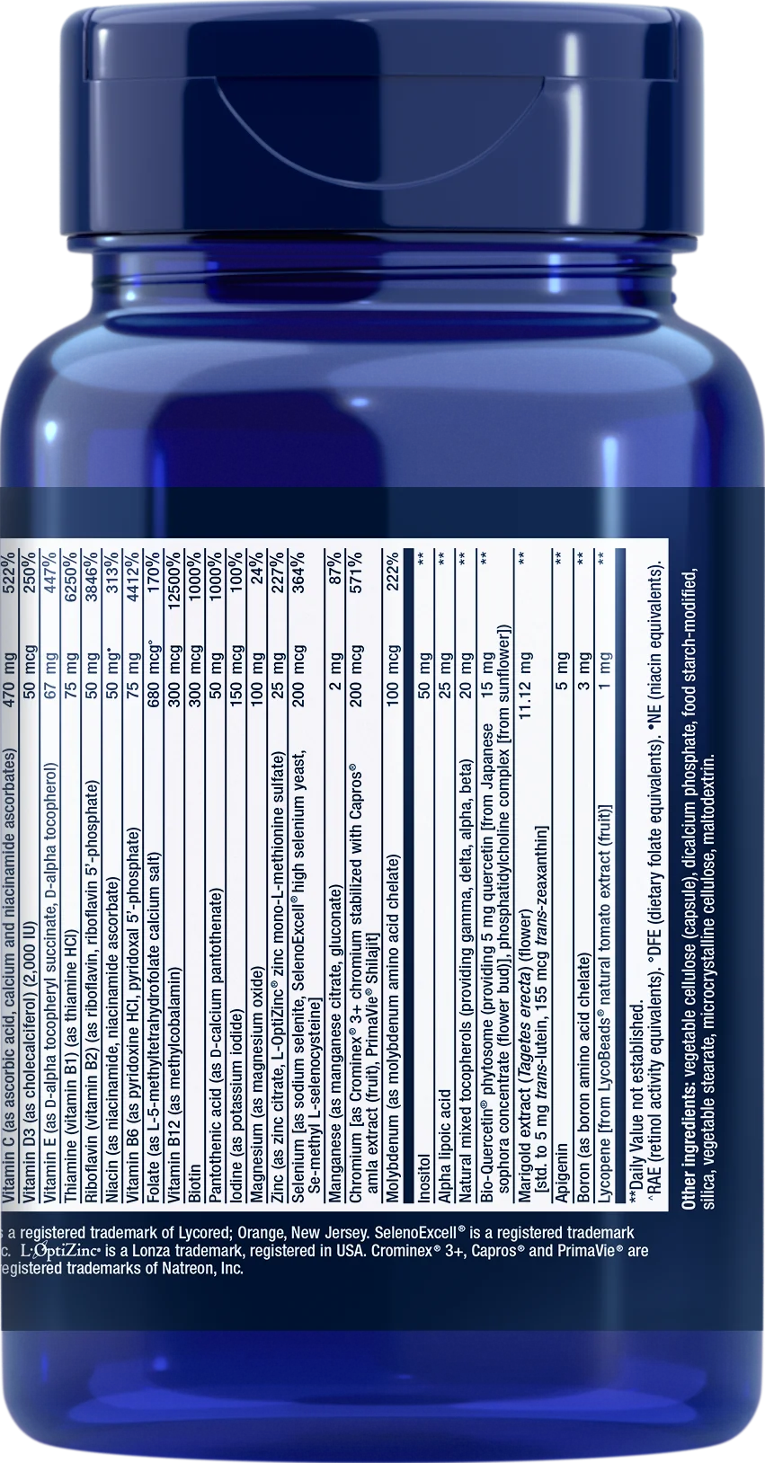 Life Extension Two-Per-Day Capsules; sininen muovipullo valkoisella etiketillä näyttää ravintotiedot ja ravintosisällön pienellä tiheästi painetulla tekstillä pullon takaosassa; pullo sylinterinmuotoinen kiiltäväpinnalla; etikettimuotoilussa yksinkertaista lohkotypografiaa mustana; kuva pelkistetyllä neutraalilla taustalla, ei ihmisiä tai käsiä kuvassa; etiketti kertoo olennaiset ainesosat, mutta teksti on vaikealukuista kuvan resoluution ja tekstikoon vuoksi.
