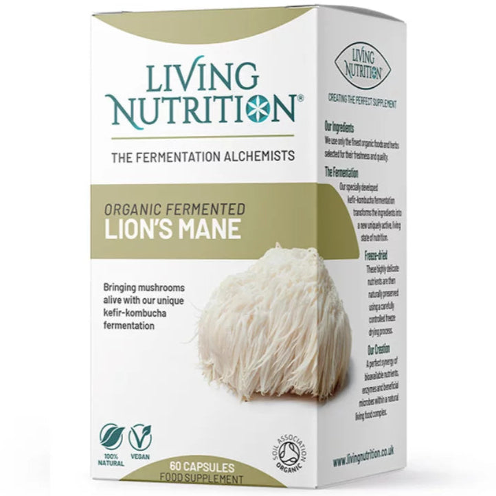 Living Nutrition Fermentoitu Lions Mane; laatikko Living Nutrition -luomufermentoitua siilitatti-ravintolisää, kuvassa valkoinen sieni ja tuotetiedot; pakkaus korostaa 60 vegaanikapselia, 100 % luonnollisuutta ja luomutukea hyvinvoinnille; suorakulmainen laatikko mattapinnalla, pääosin valkoinen violetein korostein; selkeät linjat ja groteskitekstiä; etuosassa lihavoitu tuotenimi ja keskitetty sienikuva tekstin alla; ei ihmisiä tai käsiä näkyvissä; tausta yksivärinen, kuva suoraan edestä.
