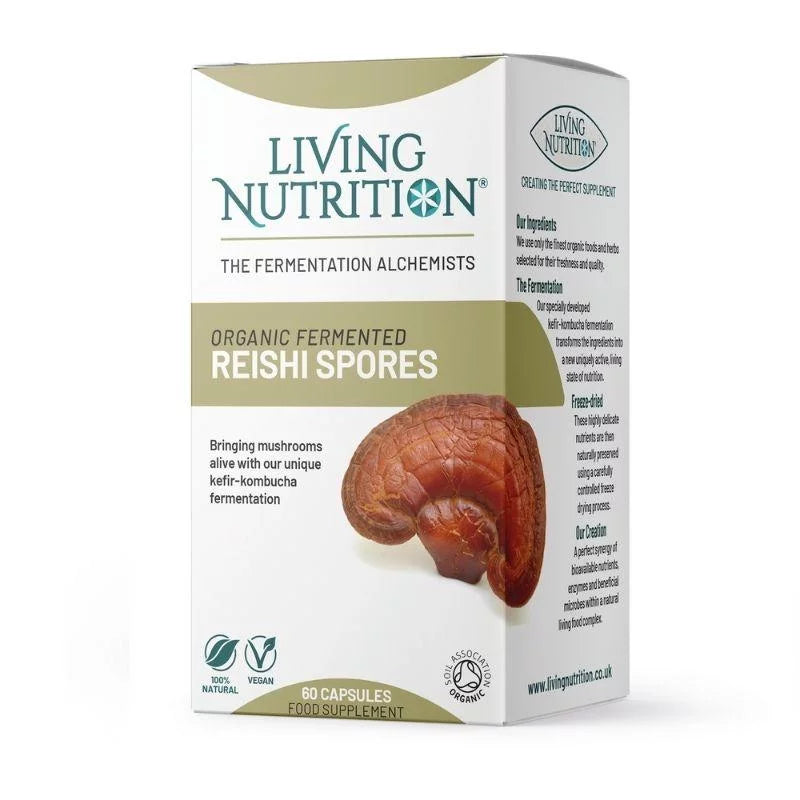 Living Nutrition Fermentoitu Reishi; valkoinen suorakaiteen muotoinen rasia tekstillä ”Living Nutrition Organic Fermented Reishi Spores”, kuvituksena punainen reishisieni; pakkaus mattapintainen mustalla ja punaisella groteskitekstillä; etusivulla mainittu 60 vegaanista kapselia ja luomukefiiri-kombutsakäymisprosessi; kuvattu tasaisella taustalla ilman ihmisiä tai muita esineitä.