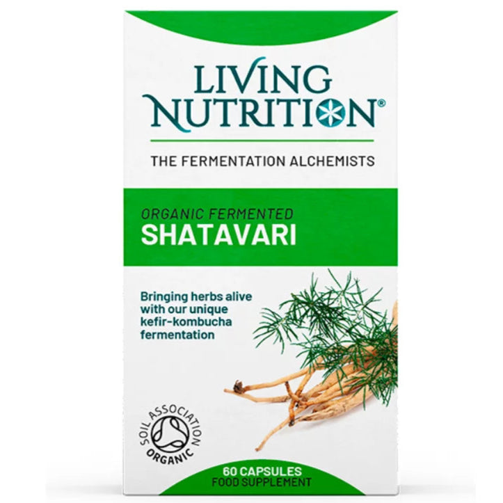 Living Nutrition Fermentoitu Shatavari; laatikko Living Nutrition -luomufermentoituja Shatavari-kapseleita, vihreä-valkoinen mattapintainen design kuvitetulla yrttikuvalla etuosassa; suorakulmainen pahvilaatikko esittää selkeää groteskitekstiä, mukaan lukien "kefir-kombucha-fermentaatio" ja "60 luomuravintolisäkapselia"; ei ihmisiä tai käsiä näkyvissä; tausta valkoinen.