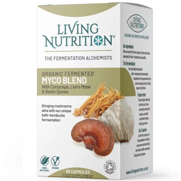 Living Nutrition Myco Blend; Living Nutrition -laatikko luomufermentoituja sienikapseleita nimellä Myco Blend; suorakulmainen pahvilaatikko mattapinnalla, pääosin valkoinen ruskein ja oranssein korostein; pakkauksessa kuvia kordysepsistä, siilitatista ja reishi-sienestä etupaneelissa; teksti korostaa kefir-kombucha-fermentaatioprosessia paremman biosaatavuuden saavuttamiseksi; laatikko ilmoittaa sisältävänsä 60 kapselia; ei ihmisiä tai käsiä näkyvissä; tausta yksivärinen.