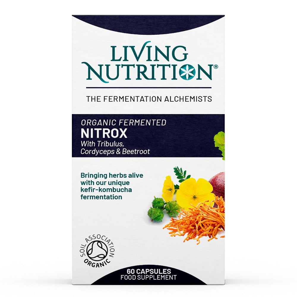 Living Nutrition NitroX; laatikko Living Nutrition -luomufermentoituja NITROX-kapseleita, 60 kappaletta ilmoitettu, suorakulmainen ja mattapintainen; etuosassa tyylitellyt kukka- ja punajuurikuvat, etiketissä mainitaan kefir-kombucha-fermentaatio ja Soil Association -luomusertifiointi; typografia lihavoitu ja groteski päätuotenimessä; vaalea tausta, ei ihmisiä tai käsiä näkyvissä.