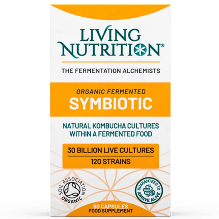 Living Nutrition Symbiotic; laatikko Living Nutrition -luomufermentoituja Symbiotic-kapseleita, tekstissä mainitaan luonnollisia kombucha-viljelmiä, 30 miljardia elävää viljelmää, kefir-fermenttejä, 120 kantaa ja luomusertifiointi; suorakulmainen pahvilaatikko mattavalkoisella pinnalla, turkoosein ja beigen korostein; lihavoitu groteskitypografia tuotenimessä, pienempää mustaa tekstiä; ei ihmisiä tai toimintaa näkyvissä; tausta yksivärinen tasaisessa valaistuksessa.