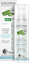 Logona Classic Hyaluronihappo Kosteusemulsio; Logona Hyaluron Hydro Fluid -pullo ja laatikko, molemmat vihreä-valkoisessa väritysessä, mattapintaiset, laatikko suorakulmainen ja pullo sylinterinmuotoinen pumppukorkilla; pakkauksessa painettuja aloe vera -kuvia; vegaanisertifikaatti ja luomumerkit näkyvissä; pääetiketin teksti sisältää tuotenimen ja tiedot normaalin ihon kosteutukseen; ei ihmisiä tai käsiä kuvassa; tausta neutraali, suoraviivainen tuotekuva.