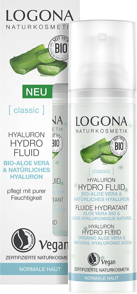Logona Classic Hyaluronihappo Kosteusemulsio; Logona Hyaluron Hydro Fluid -pullo ja laatikko, molemmat vihreä-valkoisessa väritysessä, mattapintaiset, laatikko suorakulmainen ja pullo sylinterinmuotoinen pumppukorkilla; pakkauksessa painettuja aloe vera -kuvia; vegaanisertifikaatti ja luomumerkit näkyvissä; pääetiketin teksti sisältää tuotenimen ja tiedot normaalin ihon kosteutukseen; ei ihmisiä tai käsiä kuvassa; tausta neutraali, suoraviivainen tuotekuva.