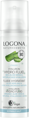 Logona Classic Hyaluronihappo Kosteusemulsio; valkoinen pullo Logona Naturkosmetik Hyaluron Hydro Fluid -tuotetta aloe vera -kuvalla, vegaani- ja luomusertifikaattimerkein, saksankielinen teksti kuvaa sitä hyaluronihappoa sisältäväksi kosteuttavaksi voiteeksi normaalille iholle; pullo on sylinterinmuotoinen, valkoista muovia mattapinnalla ja valkoisella pumppukorkilla; etiketissä minimalistinen groteskitypografia; kuvattu valkoista taustaa vasten läheltä; ei ihmisiä tai käsiä näkyvissä.