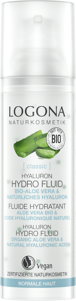 Logona Classic Hyaluronihappo Kosteusemulsio; valkoinen pullo Logona Naturkosmetik Hyaluron Hydro Fluid -tuotetta aloe vera -kuvalla, vegaani- ja luomusertifikaattimerkein, saksankielinen teksti kuvaa sitä hyaluronihappoa sisältäväksi kosteuttavaksi voiteeksi normaalille iholle; pullo on sylinterinmuotoinen, valkoista muovia mattapinnalla ja valkoisella pumppukorkilla; etiketissä minimalistinen groteskitypografia; kuvattu valkoista taustaa vasten läheltä; ei ihmisiä tai käsiä näkyvissä.