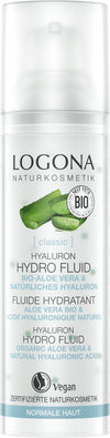 Logona Classic Hyaluronihappo Kosteusemulsio; valkoinen pullo Logona Naturkosmetik Hyaluron Hydro Fluid -tuotetta aloe vera -kuvalla, vegaani- ja luomusertifikaattimerkein, saksankielinen teksti kuvaa sitä hyaluronihappoa sisältäväksi kosteuttavaksi voiteeksi normaalille iholle; pullo on sylinterinmuotoinen, valkoista muovia mattapinnalla ja valkoisella pumppukorkilla; etiketissä minimalistinen groteskitypografia; kuvattu valkoista taustaa vasten läheltä; ei ihmisiä tai käsiä näkyvissä.