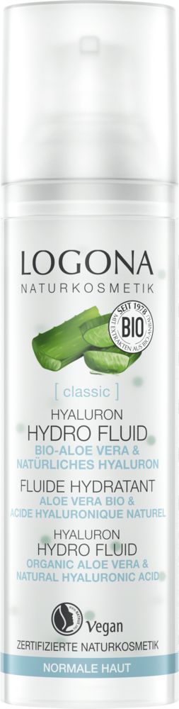 Logona Classic Hyaluronihappo Kosteusemulsio; valkoinen pullo Logona Naturkosmetik Hyaluron Hydro Fluid -tuotetta aloe vera -kuvalla, vegaani- ja luomusertifikaattimerkein, saksankielinen teksti kuvaa sitä hyaluronihappoa sisältäväksi kosteuttavaksi voiteeksi normaalille iholle; pullo on sylinterinmuotoinen, valkoista muovia mattapinnalla ja valkoisella pumppukorkilla; etiketissä minimalistinen groteskitypografia; kuvattu valkoista taustaa vasten läheltä; ei ihmisiä tai käsiä näkyvissä.