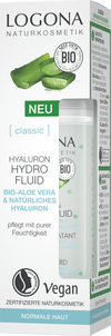 Logona Classic Hyaluronihappo Kosteusemulsio; laatikko Logona Naturkosmetik Hyaluron Hydro Fluid -tuotetta, sisältää aloe veraa ja hyaluronia, merkitty vegaaniseksi ja soveltuvaksi normaalille iholle; pakkaus on valkoinen vihrein yksityiskohdin, suorakulmainen, viimeistely mattapintainen; teksti groteskityypografialla; tuotetiedot näkyvästi etupuolella; tausta yksivärinen, ei ihmisiä tai käsiä.