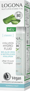 Logona Classic Hyaluronihappo Kosteusemulsio; laatikko Logona Naturkosmetik Hyaluron Hydro Fluid -tuotetta, sisältää aloe veraa ja hyaluronia, merkitty vegaaniseksi ja soveltuvaksi normaalille iholle; pakkaus on valkoinen vihrein yksityiskohdin, suorakulmainen, viimeistely mattapintainen; teksti groteskityypografialla; tuotetiedot näkyvästi etupuolella; tausta yksivärinen, ei ihmisiä tai käsiä.