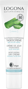 Logona Classic Kosteuttava Päivävoide; tuubi Logona Naturkosmetik Classic -kosteuttavaa päivävoidetta luomu-aloe veralla, merkitty vegaaniseksi ja soveltuvaksi normaalille iholle; tuubi on pääosin valkoinen vihrein yksityiskohdin, mattapintainen, suorakulmainen ja valkoinen korkki; pakkauksessa painettuja aloekuvia, selkeä monikielinen groteskiteksti; ei ihmisiä tai käsiä näkyvissä; tausta yksivärinen, tuote keskellä kuvaa.