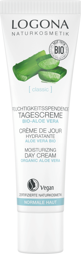 Logona Classic Kosteuttava Päivävoide; tuubi Logona Naturkosmetik Classic -kosteuttavaa päivävoidetta luomu-aloe veralla, merkitty vegaaniseksi ja soveltuvaksi normaalille iholle; tuubi on pääosin valkoinen vihrein yksityiskohdin, mattapintainen, suorakulmainen ja valkoinen korkki; pakkauksessa painettuja aloekuvia, selkeä monikielinen groteskiteksti; ei ihmisiä tai käsiä näkyvissä; tausta yksivärinen, tuote keskellä kuvaa.