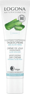 Logona Classic Kosteuttava Päivävoide; tuubi Logona Naturkosmetik Classic -kosteuttavaa päivävoidetta luomu-aloe veralla, merkitty vegaaniseksi ja soveltuvaksi normaalille iholle; tuubi on pääosin valkoinen vihrein yksityiskohdin, mattapintainen, suorakulmainen ja valkoinen korkki; pakkauksessa painettuja aloekuvia, selkeä monikielinen groteskiteksti; ei ihmisiä tai käsiä näkyvissä; tausta yksivärinen, tuote keskellä kuvaa.