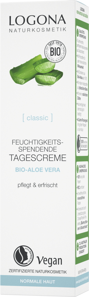 Logona Classic Kosteuttava Päivävoide; laatikko Logona Naturkosmetik -kosteuttavaa päivävoidetta luomu-aloe veralla normaalille iholle; suorakulmainen laatikko on mattavalkoinen vihrein ja sinisin yksityiskohdin; etupuolella painettuja vegaani- ja luomusertifikaattimerkkejä; tuotenimi ja tiedot saksaksi groteskifontilla; ei ihmisiä tai käsiä näkyvissä; kuvattu vaaleaa taustaa vasten, koko tuote kuvassa.