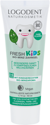 Logona Fresh Kids Hammasgeeli Minttu; tuubi Logodent Naturkosmetik Fresh Kids -luomuminttuhammastahnaa 0–6-vuotiaille, sisältää ksylitolia, merkitty vegaaniseksi, fluoridittomaksi ja hellävaraiseksi herkille maitohampaille, etiketissä hymyilevä hammaskuvitus; tuubi on valkoinen pastellinsinisin ja -vihrein yksityiskohdin, mattapintaista muovia; groteskitekstiä eri lihavuuksin; tuote seisoo pystyssä valkoista taustaa vasten; ei ihmisiä tai käsiä näkyvissä.