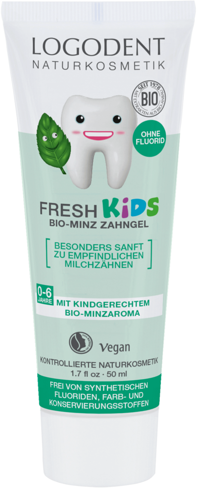 Logona Fresh Kids Hammasgeeli Minttu; tuubi Logodent Naturkosmetik Fresh Kids -luomuminttuhammastahnaa 0–6-vuotiaille, sisältää ksylitolia, merkitty vegaaniseksi, fluoridittomaksi ja hellävaraiseksi herkille maitohampaille, etiketissä hymyilevä hammaskuvitus; tuubi on valkoinen pastellinsinisin ja -vihrein yksityiskohdin, mattapintaista muovia; groteskitekstiä eri lihavuuksin; tuote seisoo pystyssä valkoista taustaa vasten; ei ihmisiä tai käsiä näkyvissä.