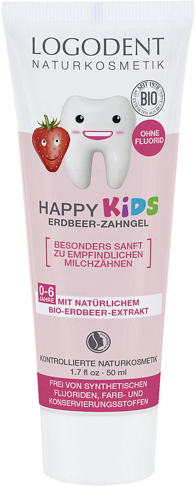 Logona Happy Kids Hammasgeeli Mansikka; tuubi Logodent Naturkosmetik Happy Kids -mansikkahammastahnaa 0–6-vuotiaille; tuubi on valkoinen, yläosassa vaaleanpunainen alue, mattapintainen, painettuna sarjakuvamainen hymyilevä hammas ja punainen mansikka; pääteksti on saksankielinen groteskifontti; korkki on valkoinen ja litteä; tausta vaalea ja yksivärinen, ei ihmisiä tai käsiä kuvassa.