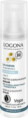 Logona Pur Gentle & Soothing Kasvoseerumi; pullo Logona Mildes Serum -seerumia kamomillauutteella, probiooteilla ja hyaluronihapolla, merkitty vegaaniseksi ja herkälle iholle; pakkaus on valkoinen, siinä painettuja keltaisia kamomillankukkia, osittain saksankielistä tekstiä; pullo on sylinterinmuotoinen mattapinnalla; etiketin groteskitypografia mustaa ja keltaista; ei ihmisiä, käsiä tai toimintaa näkyvissä; yksivärinen tausta, studiotuotekuva.