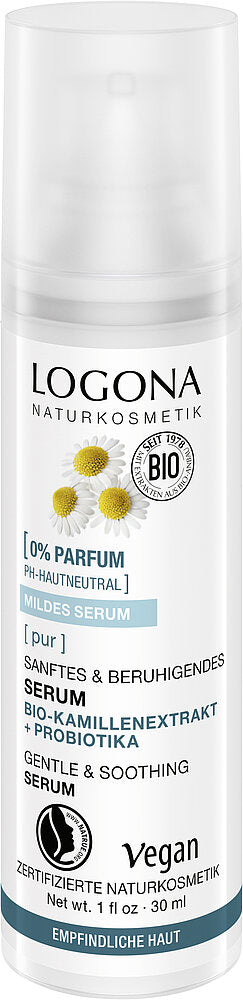 Logona Pur Gentle & Soothing Kasvoseerumi; pullo Logona Mildes Serum -seerumia kamomillauutteella, probiooteilla ja hyaluronihapolla, merkitty vegaaniseksi ja herkälle iholle; pakkaus on valkoinen, siinä painettuja keltaisia kamomillankukkia, osittain saksankielistä tekstiä; pullo on sylinterinmuotoinen mattapinnalla; etiketin groteskitypografia mustaa ja keltaista; ei ihmisiä, käsiä tai toimintaa näkyvissä; yksivärinen tausta, studiotuotekuva.