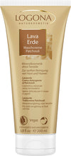 Logona Rhassoul Savipesuvoide Patsuli; 200 ml:n tuubi Logona Naturkosmetik Lava Erde Waschcreme Patchouli -mineraalipitoista pesuvoidetta ihon ja hiusten hellävaraiseen puhdistukseen; puristeltava tuubi on mattapintainen ja beige metallinhohtoisin yksityiskohdin; groteskitypografia tummanruskealla ja mustalla, tuotenimi usealla kielellä; pakkaus seisoo pystyssä valkoista taustaa vasten, ei ihmisiä tai käsiä näkyvissä.