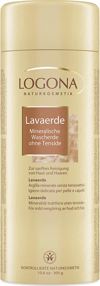 Logona Rhassoul Savijauhe; beige sylinterinmuotoinen Logona Lavaerde -mineraalipesusaven purkki, tarkoitettu ihon ja hiusten hellävaraiseen puhdistukseen luonnollisilla mineraaleilla, 300 g; mattapintainen muovi, kannessa sama väri kierrekorkkina; etiketissä ruskeaa ja valkoista painatusta groteskikirjasimella; tuote pystyssä valkoista taustaa vasten; ei ihmisiä tai käsiä näkyvissä; puolilähikuva, koko tuote kuvassa.