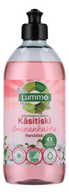 Lumme Käsitiskiaine Omenankukka; pullo läpikuultavaa muovia mustalla kierrekorkilla, sisällä vaaleanpunaista astianpesuainetta omenankukan tuoksulla; etiketissä kukkakuvioita ja suomenkielistä tekstiä groteskifontilla; pinta kiiltävä; ei ihmisiä eikä käsiä näkyvissä, tausta valkoinen.