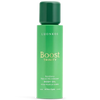 Luonkos Boost Trinity Body Oil; vihreä pullo Luonkos Boost Trinity Body Oil -vartaloöljyä, merkitty kaikille ihotyypeille, kierrekansi ja teksti korostaa kykyä vahvistaa ihon luonnollista mikrobiomia; lieriömäinen muovisäiliö mattapinnalla; yksinkertaista groteskitypografiaa valkoisena ja keltaisena etiketissä; pullo kuvattu pystyssä valkoista taustaa vasten, ei ihmisiä tai käsiä näkyvissä.