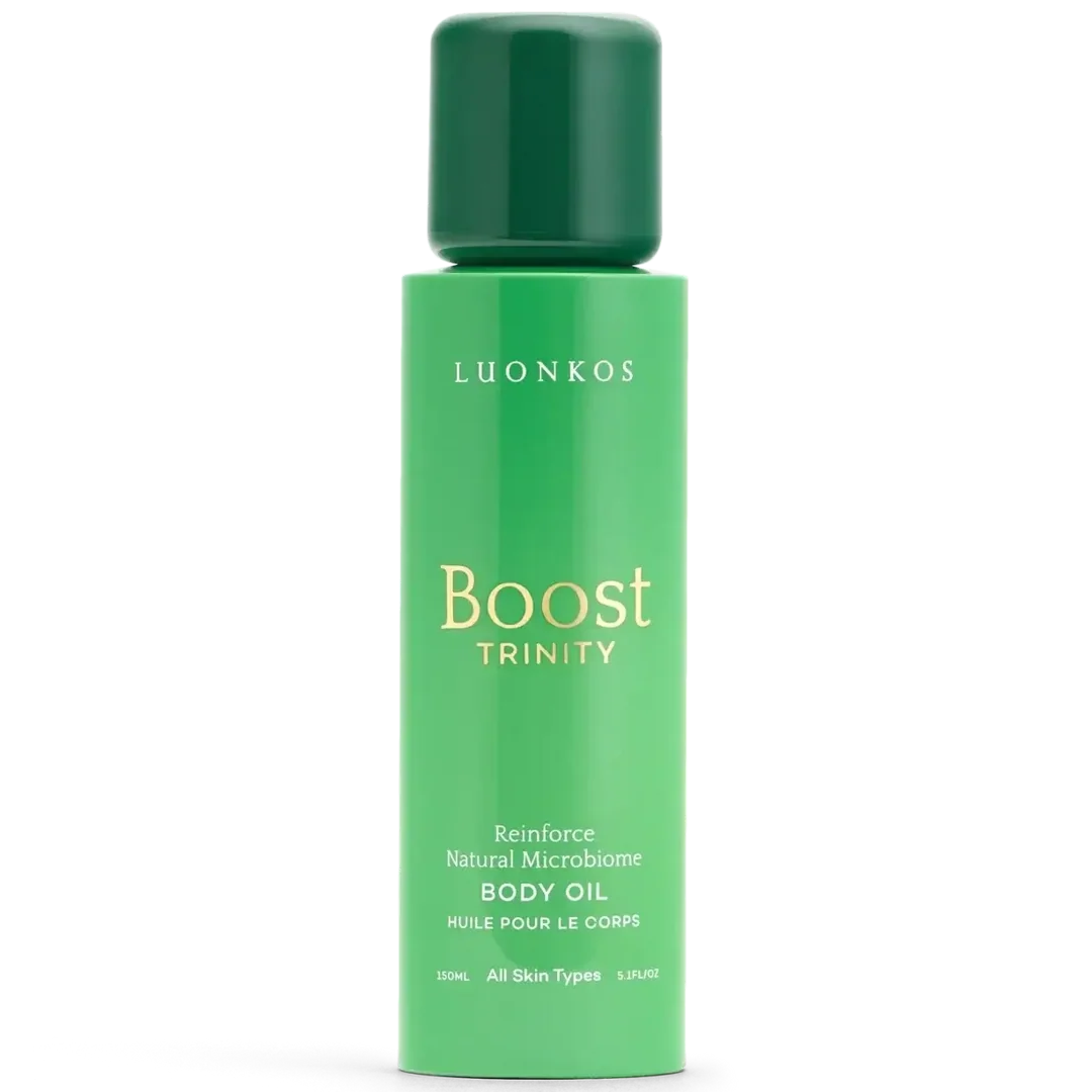 Luonkos Boost Trinity Body Oil; vihreä pullo Luonkos Boost Trinity Body Oil -vartaloöljyä, merkitty kaikille ihotyypeille, kierrekansi ja teksti korostaa kykyä vahvistaa ihon luonnollista mikrobiomia; lieriömäinen muovisäiliö mattapinnalla; yksinkertaista groteskitypografiaa valkoisena ja keltaisena etiketissä; pullo kuvattu pystyssä valkoista taustaa vasten, ei ihmisiä tai käsiä näkyvissä.