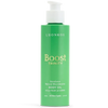 Luonkos Boost Trinity Body Oil; vihreä pullo Luonkos Boost Trinity -vartaloöljyä valkoisella pumppuannostelijalla; pullo lieriömäinen mattapinnalla; etiketti aseteltu pystysuoraan, yksinkertaista groteskitekstiä; etiketin avainlauseet: all skin types ja natural microbiome; tausta yksinkertainen; ei ihmisiä tai käsiä kuvassa.