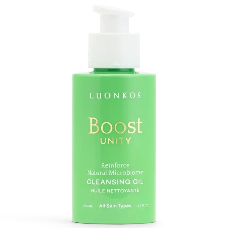 Luonkos Boost Unity Cleansing Oil; vihreä, lieriömäinen muovipullo mustalla pumppuannostelijalla ja kiiltäväpinnalla; pakkauksessa lukee LUONKOS Boost UNITY Cleansing Oil, for all skin types, 100 ml, selkeällä groteski- ja serif-fontilla; etiketissä myös maininta luonnollisen mikrobiomin vahvistamisesta ja ihon tasapainottamisesta; ei käsiä tai ihmisiä; tausta yksinkertainen ja siisti, neutraali valaistus.